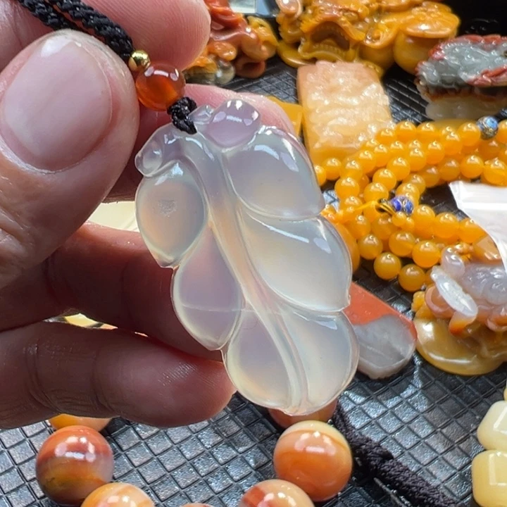 石英质玉（黄龙玉）颈饰未镶嵌