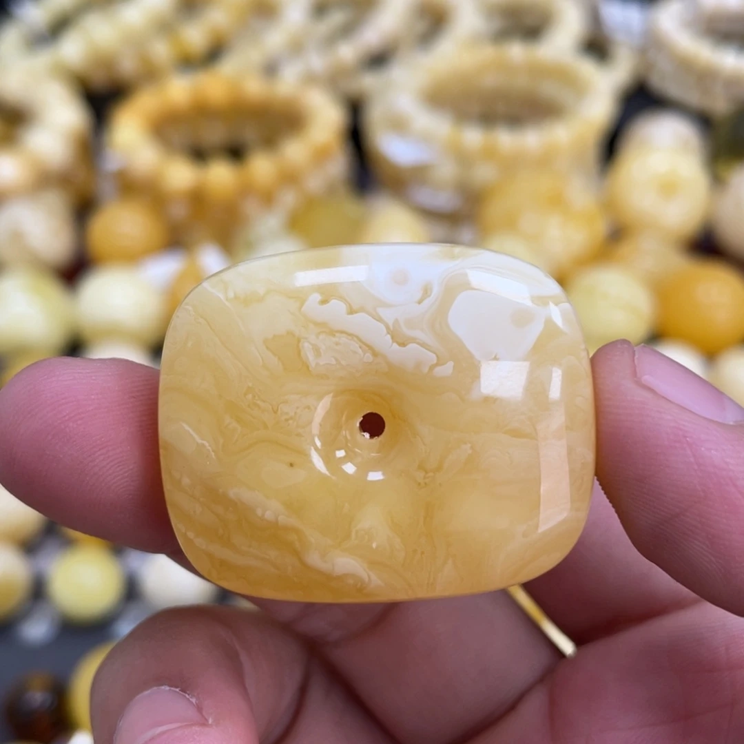 裸石蜜蜡未镶嵌31*37*14mm瑕疵福利