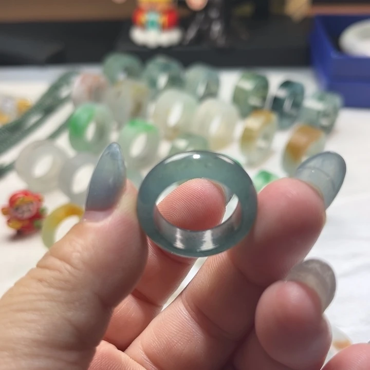翡翠未镶嵌戒指蓝水