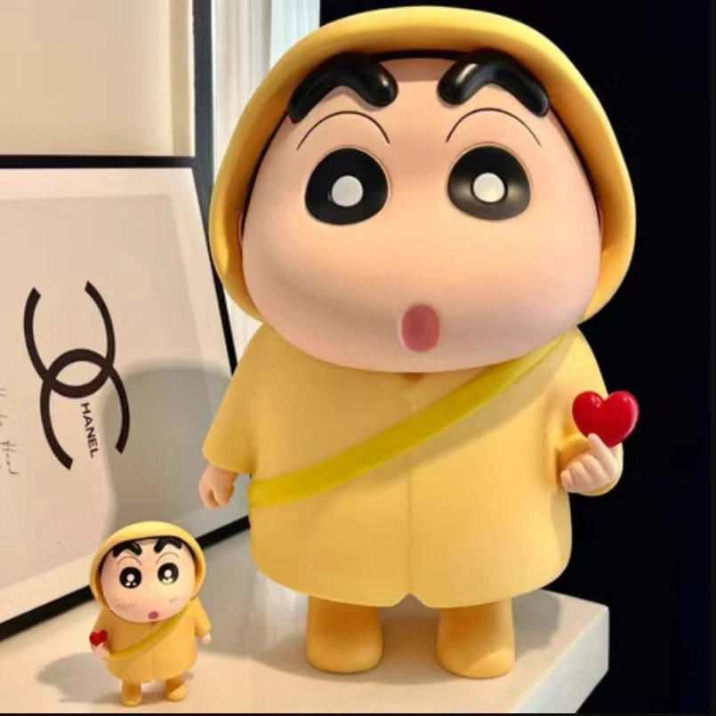 新款蜡笔小新雨衣比心电小白视柜摆件可爱卡通动漫公仔桌面