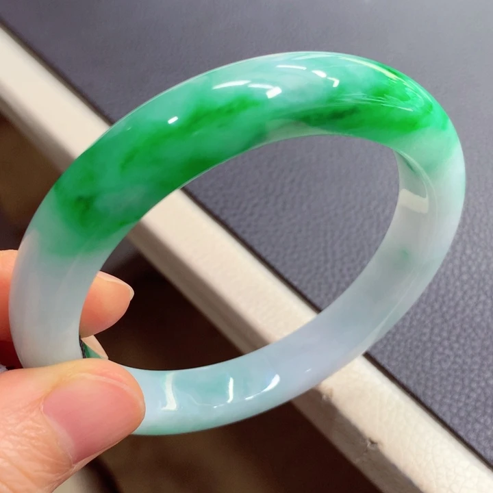 未镶嵌手镯翡翠释***?翡翠