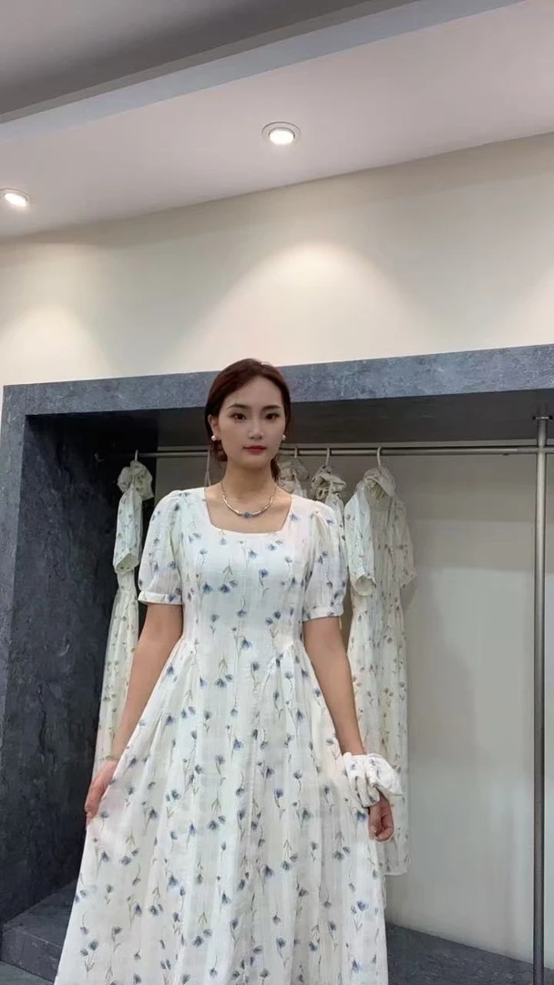 法式方领碎花连衣裙女高级感修身显瘦气质长裙