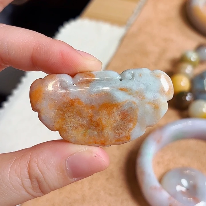 翡翠未镶嵌颈饰如意锁牌