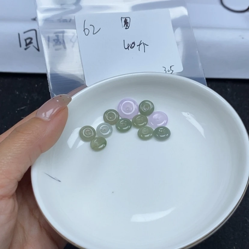 【闪购商品】翡翠颈饰未镶嵌圆**子