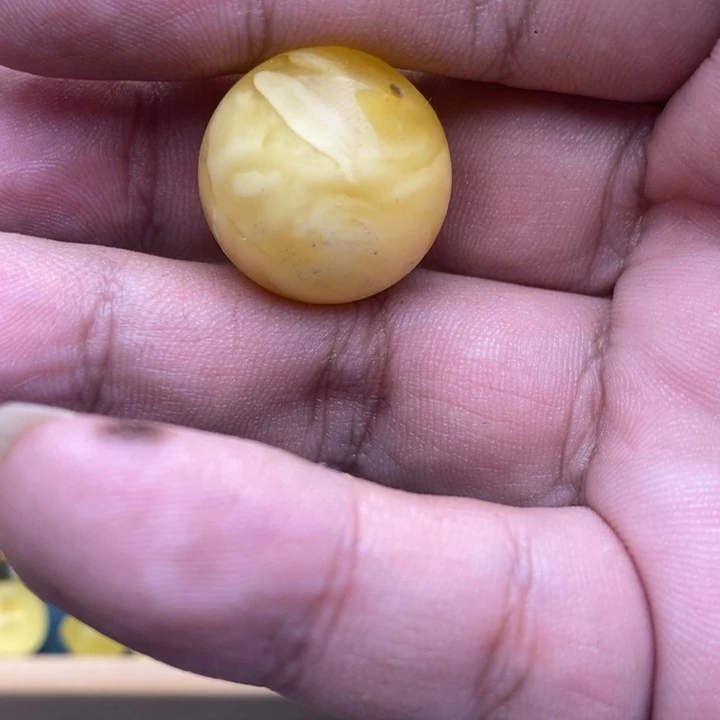 一***羊琥珀未镶嵌裸石22号圆珠瑕