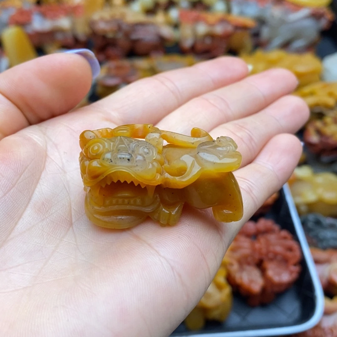 石英质玉（黄龙玉）未镶嵌颈饰