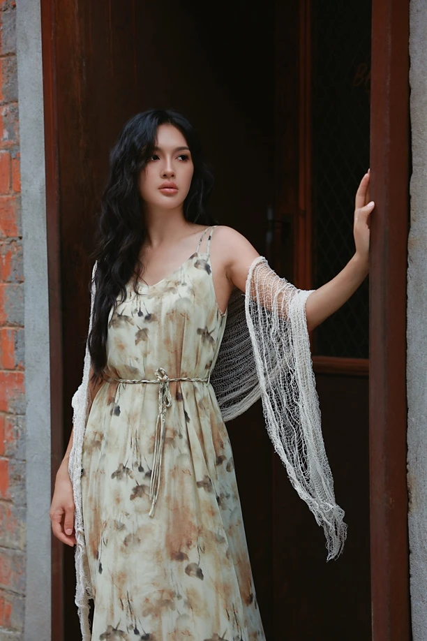 夏季新款气质轻奢吊带度假长裙法式复古印花设计