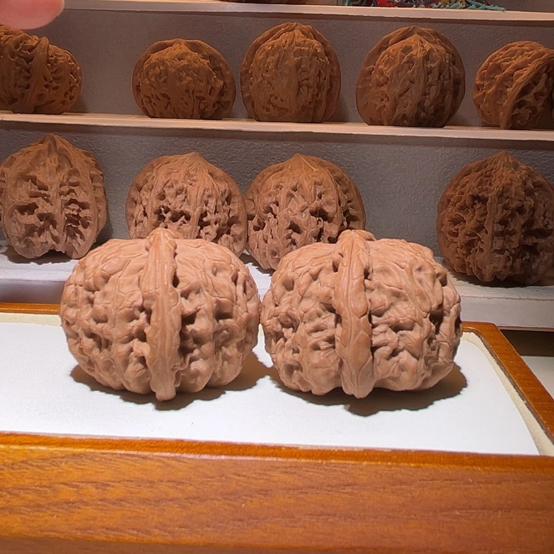 吊坠文玩核桃39边40肚，球形白狮子……