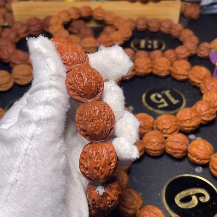 疆***馫把件文玩核桃肉纹一道筋红皮