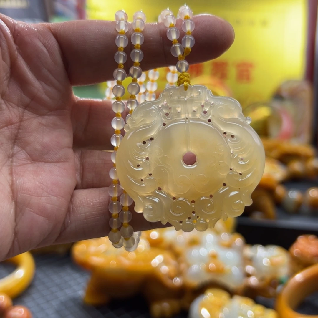 颈饰未镶嵌石英质玉