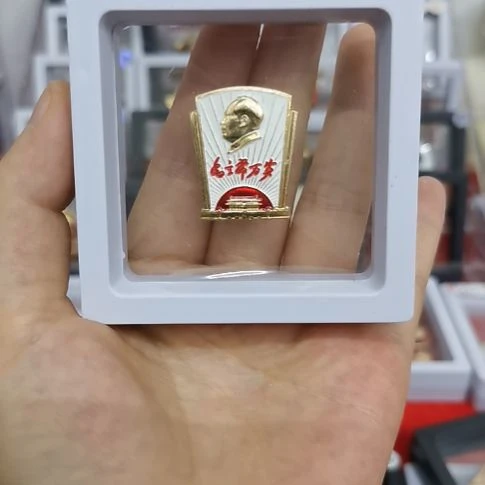 其他普通金属用****8红色收藏纪念章1个