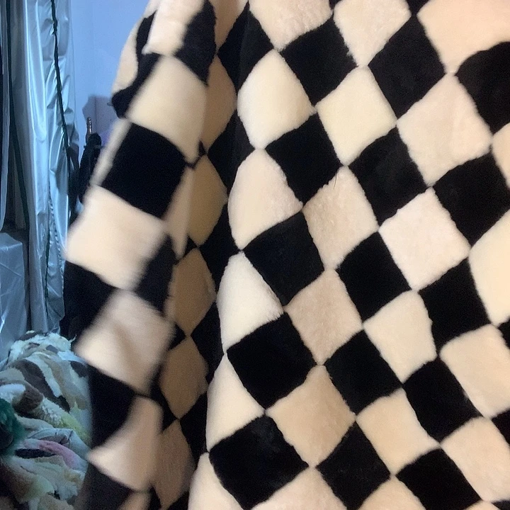 雪***恋羊毛羊皮毛一体黑白棋盘格毯子80乘2米