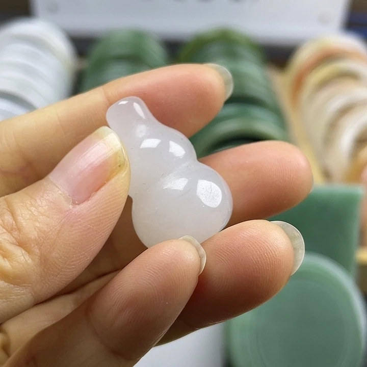 石英质玉（金丝玉）未镶嵌颈饰