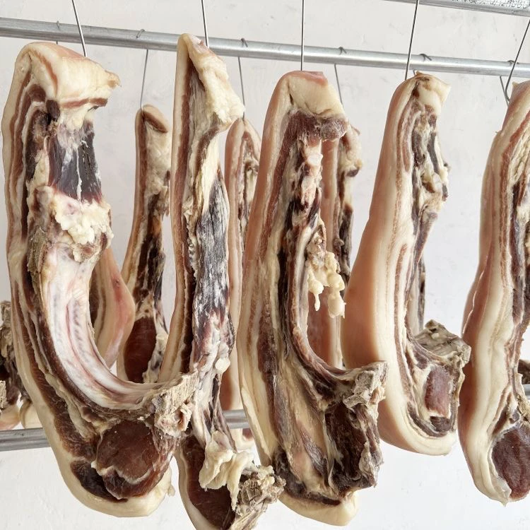 带排骨的咸五花肉