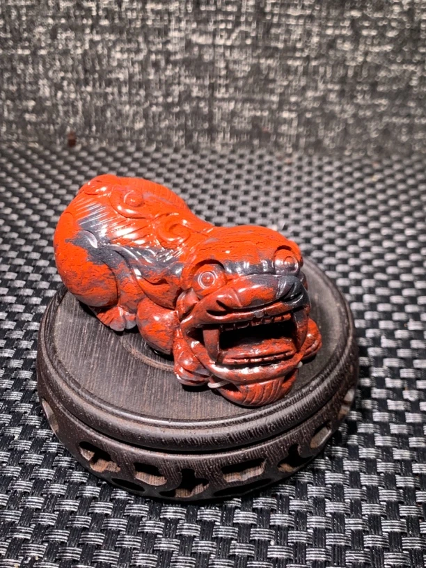 桂林鸡血玉乾坤料貔貅手把玩