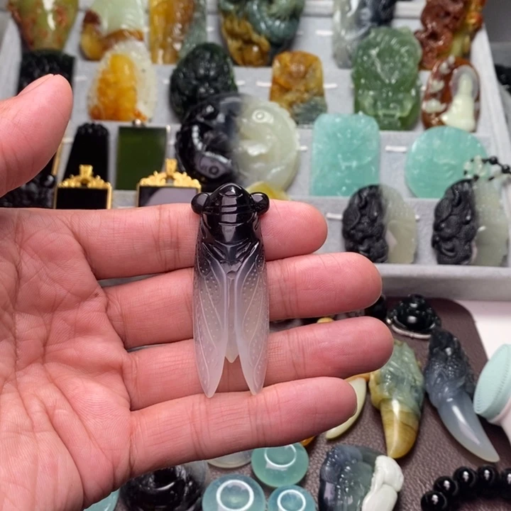 蛇纹石玉颈饰未镶嵌镜*