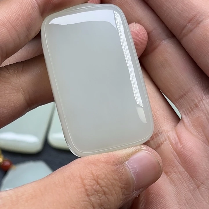 砚***墨和田玉未镶嵌颈饰