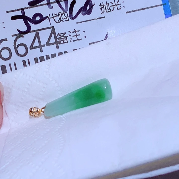 舟***酱翡翠未镶嵌颈饰cff
