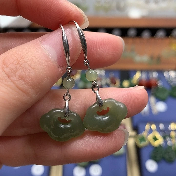 和田玉银S925镶嵌耳饰如意锁湖水绿