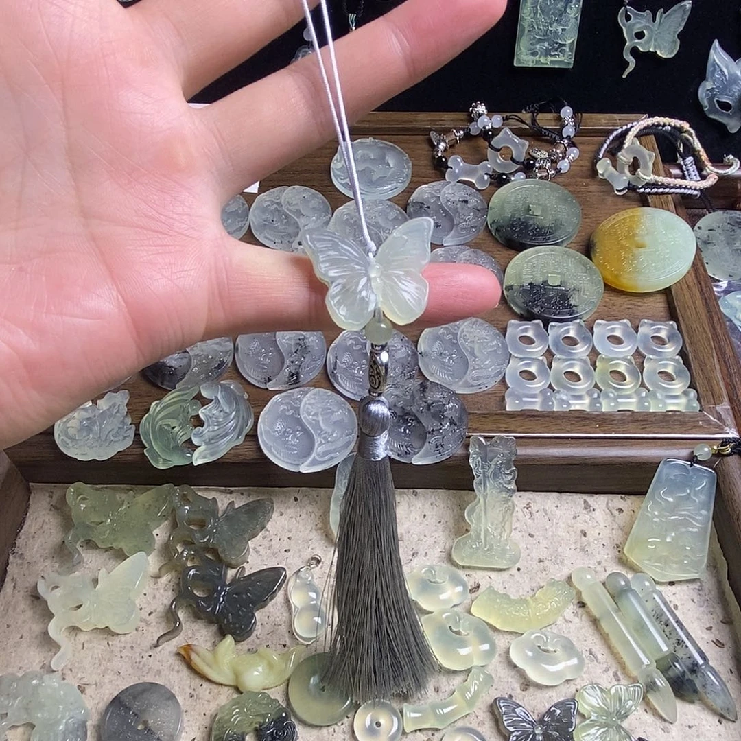 蛇纹石玉未镶嵌颈饰蝴蝶玉佩