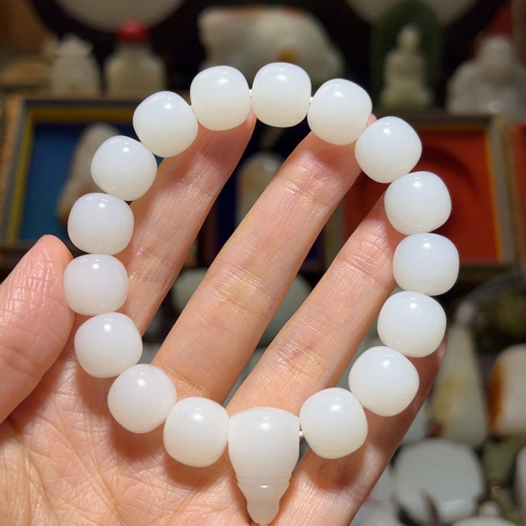 君***云未镶嵌和田玉挂件