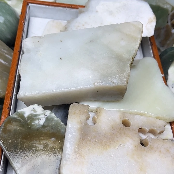 未镶嵌和田玉（翠青玉）珠宝奇石辉*