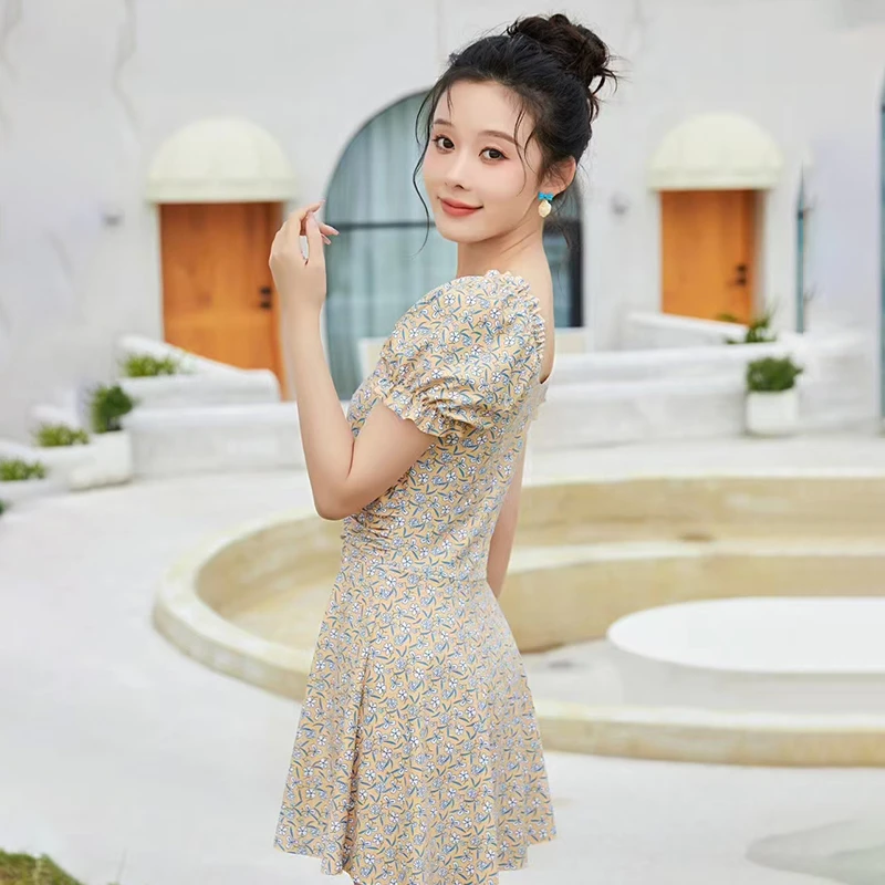 连体泳衣女保守高级感2024新款显瘦遮肚夏季ins性感学生温泉泳装