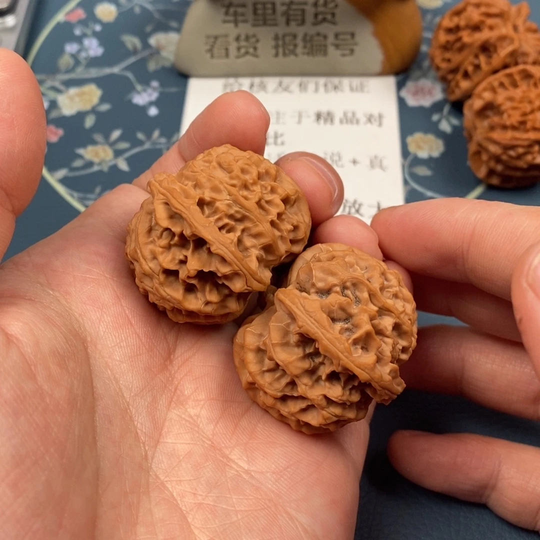 文玩核桃吊坠41精配苹果园。红皮，毕业，w138