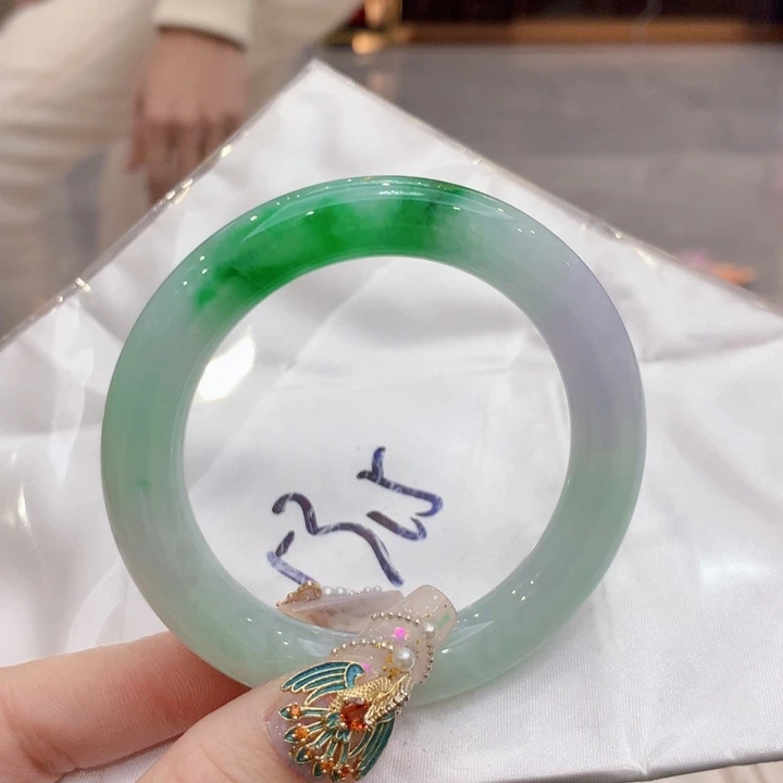 翡翠手镯未镶嵌翡翠手镯