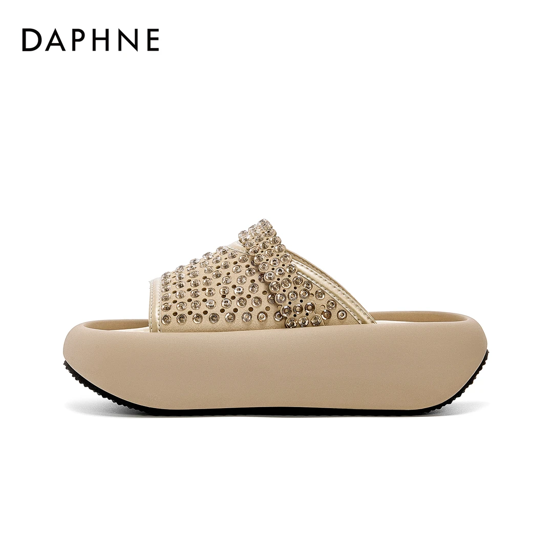 达芙妮配裙子仙女风踩屎感厚底水钻外穿拖鞋2025夏季新款一字凉拖