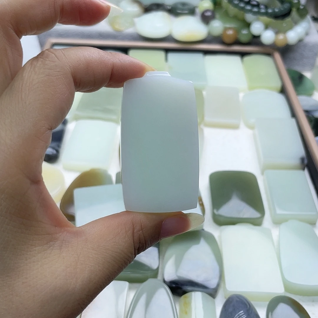颈饰未镶嵌和田玉（糖玉）桑**绸