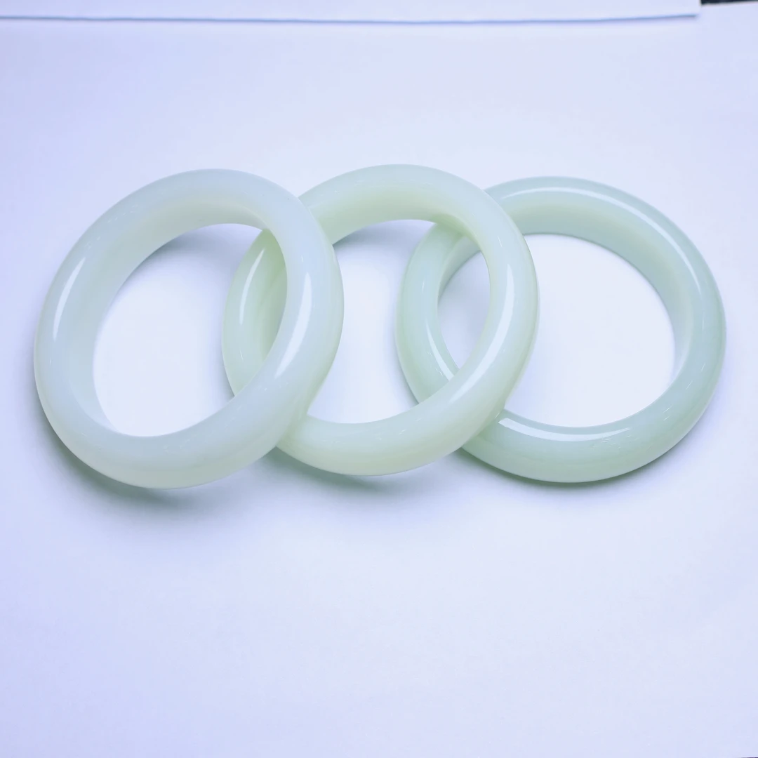 【小猴哥珠宝】和田玉俄料高货青白玉宽轮胎手镯拍一发一多样性发货