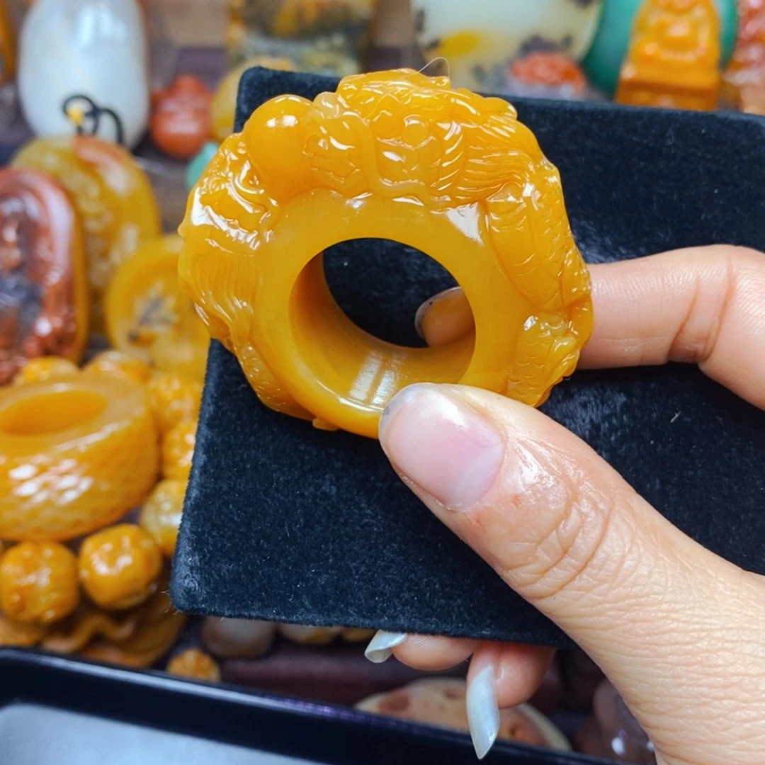 石英质玉（黄龙玉）未镶嵌颈饰