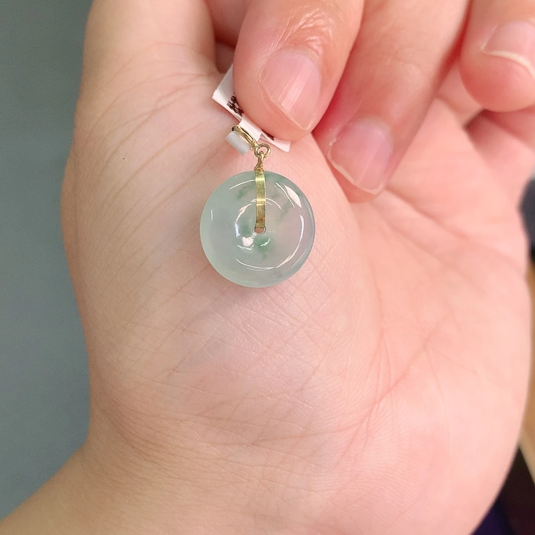 翡翠18K金镶嵌颈饰冰胶飘绿扣