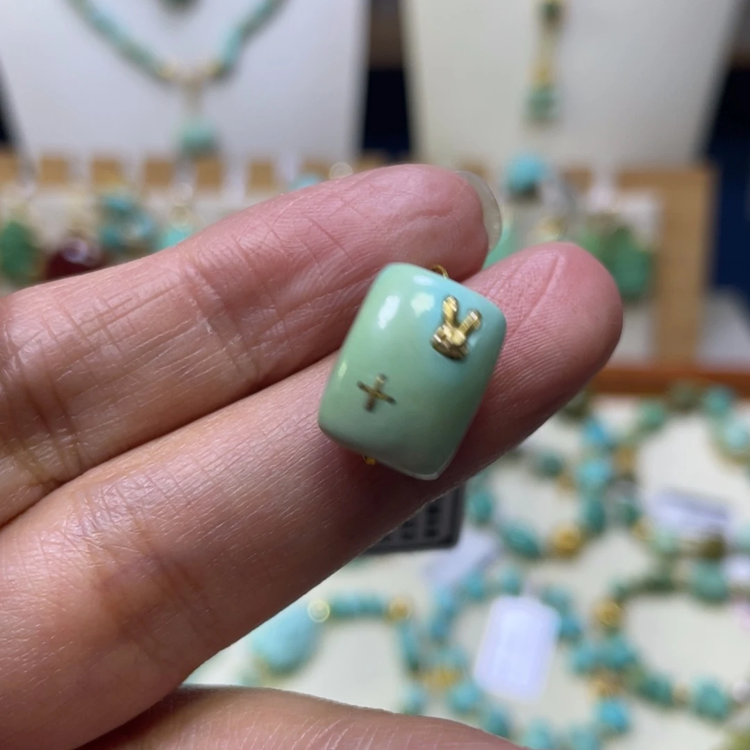 绿松石未镶嵌兔牌