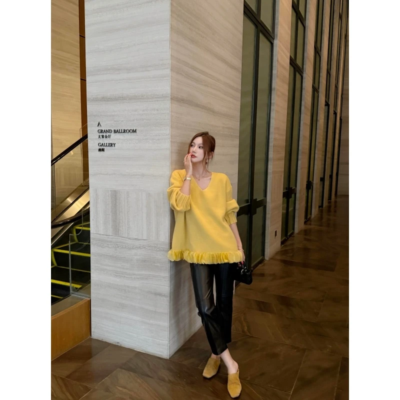 23026秋冬新款法式设计感V领花朵边针织衫黑色高腰显瘦皮裤两件套