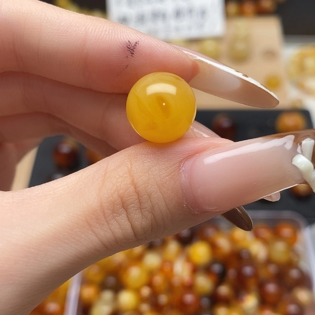 鹿***韭裸石虫珀未镶嵌蜜蜡