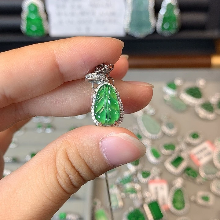 翡翠未镶嵌颈饰吊坠