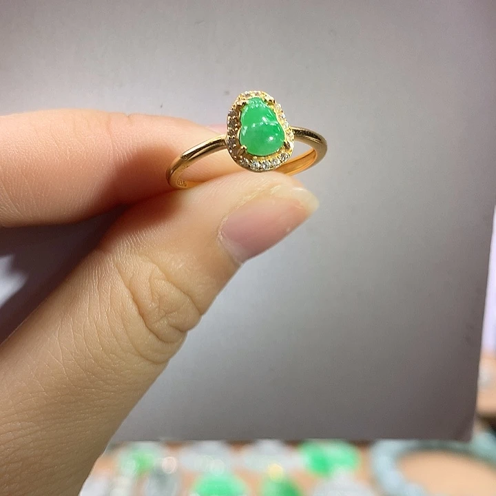 翡翠未镶嵌颈饰戒指