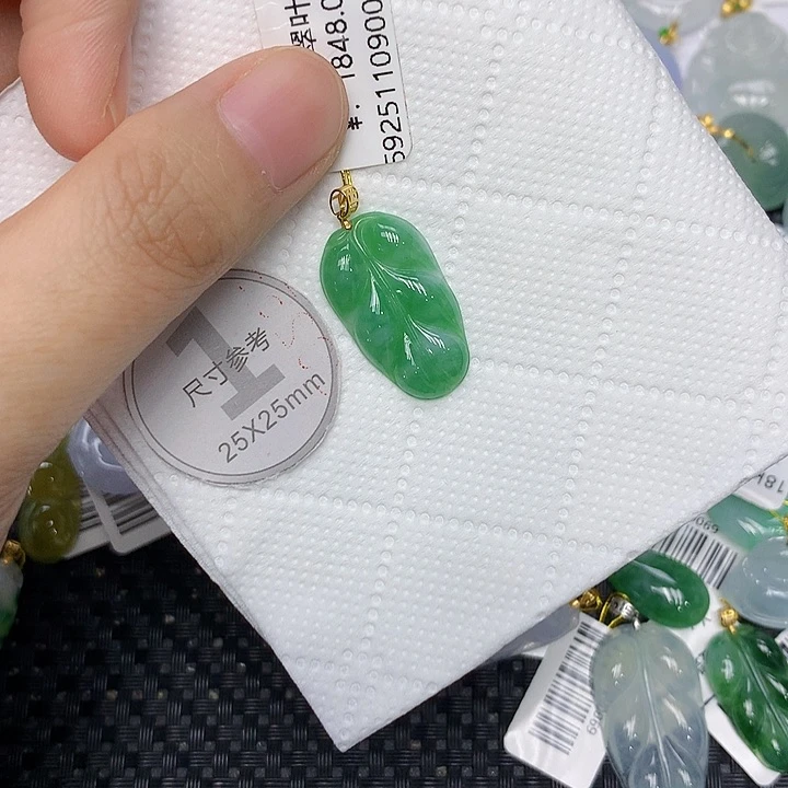 颈饰18K金镶嵌翡翠