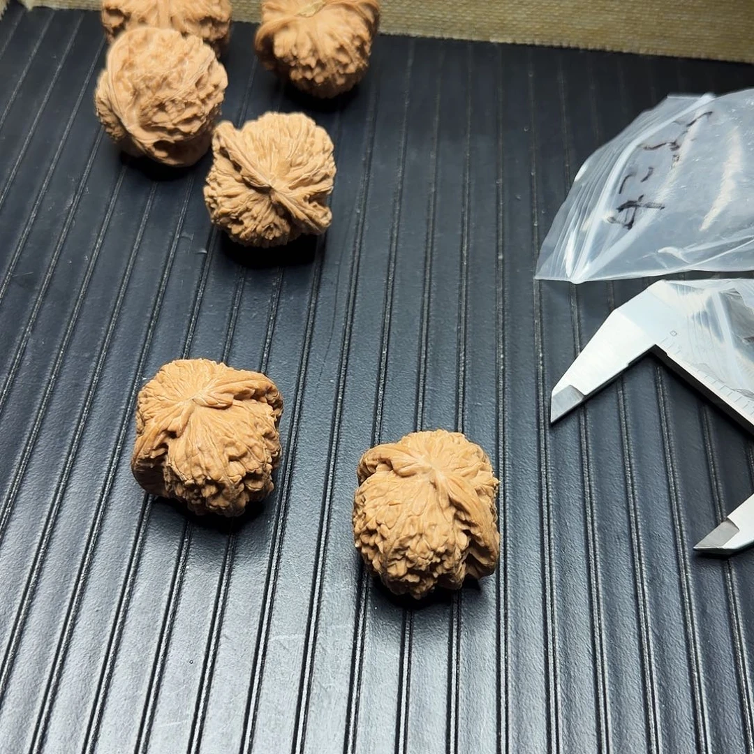 文玩核桃把件三角白 1.98