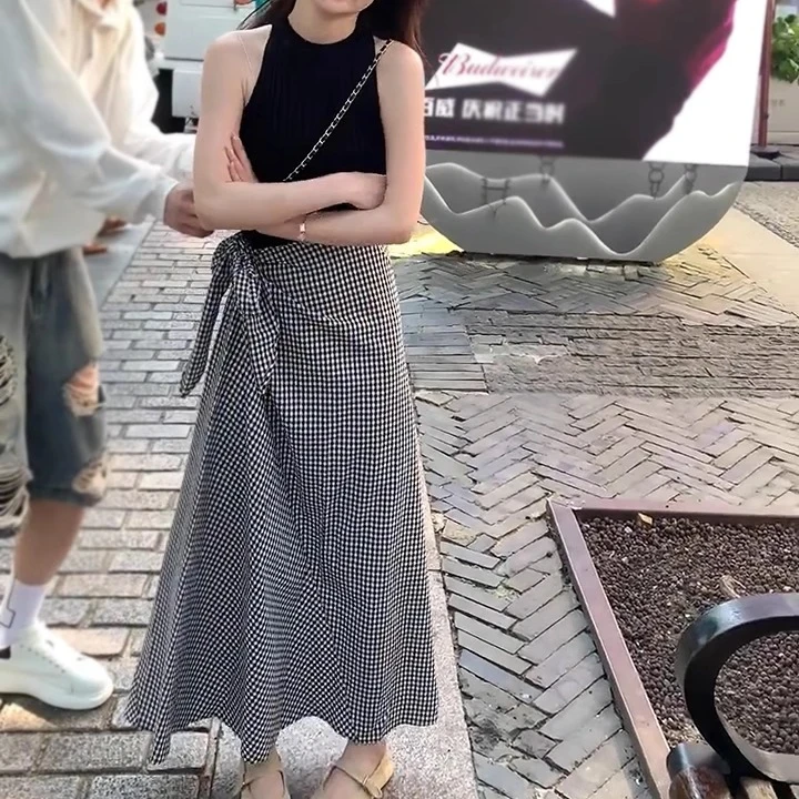 法式气质黑色针织挂脖女夏季外穿修身上衣黑白格半身裙套装