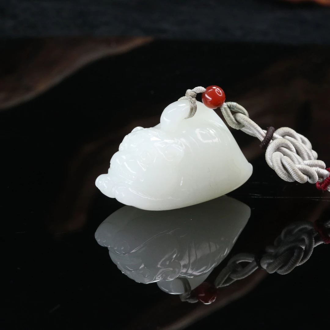 21和田玉羊脂白老虎吊坠/600433北京中保拍卖