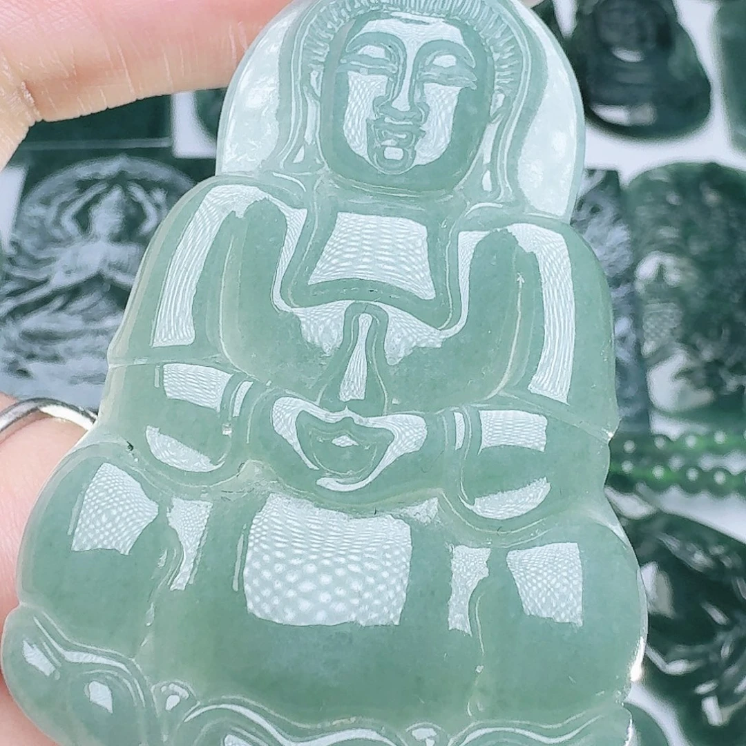 翡翠未镶嵌颈饰多样性发其一