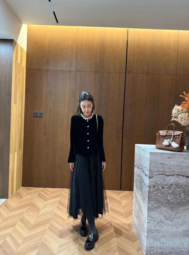 【默白】早秋新款高级感桑蚕丝丝绒百搭拼接外套 YY614