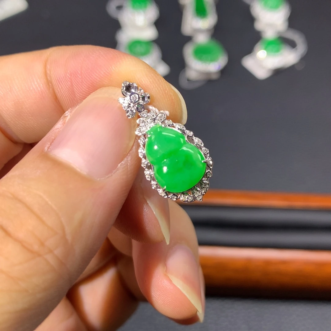 翡翠18K金镶嵌颈饰翡翠