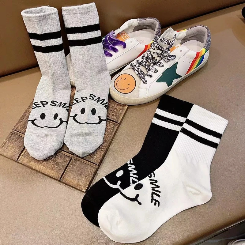 袜子女士东大门潮流时尚字母学院风百搭2025黑白条纹运动中筒潮袜