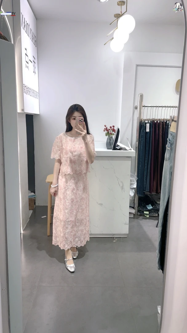 乖一点女装2025年新款连衣裙