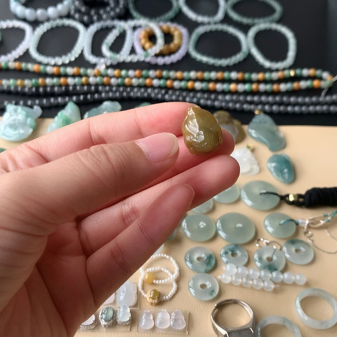 翡翠未镶嵌颈饰金蟾