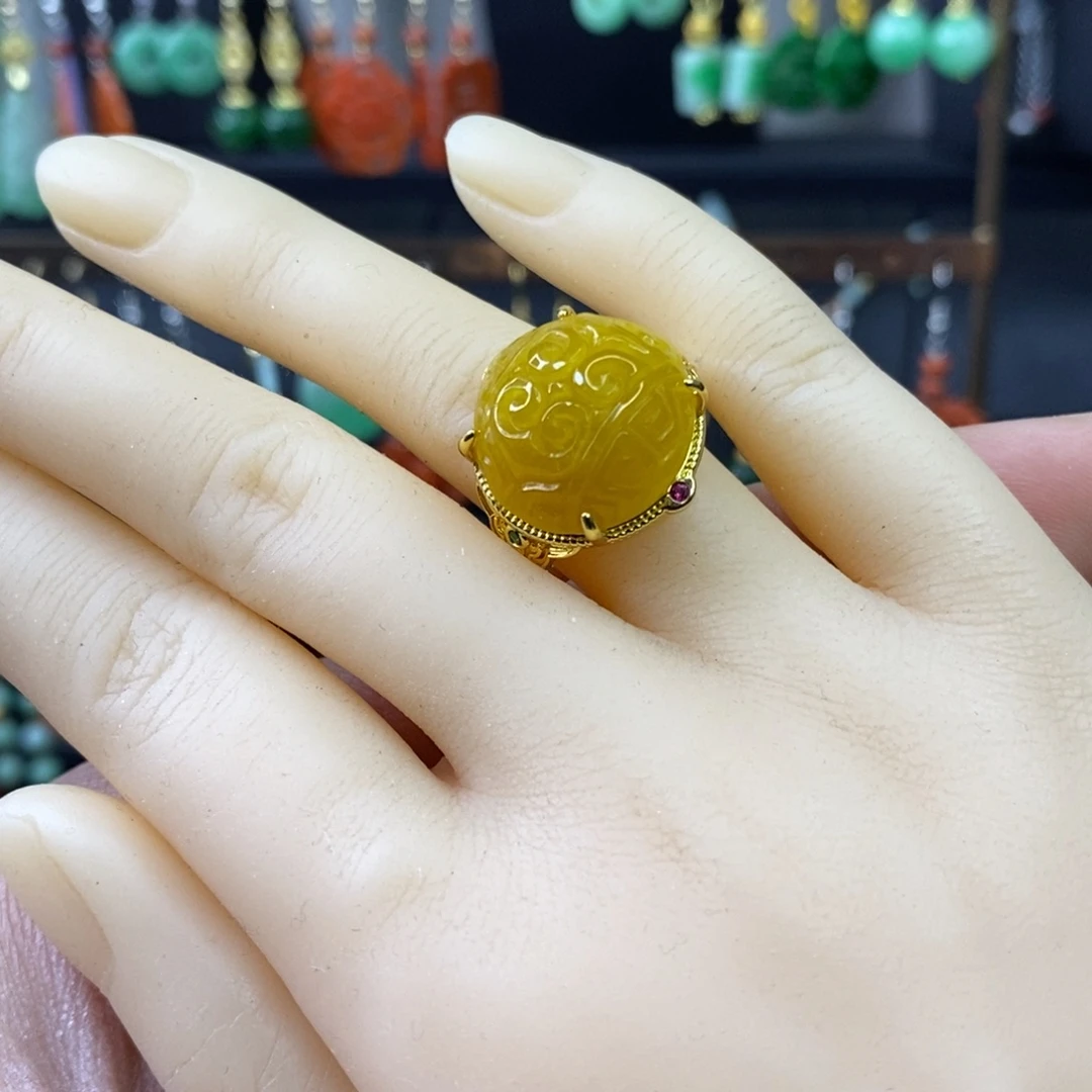 颈饰未镶嵌翡翠戒指